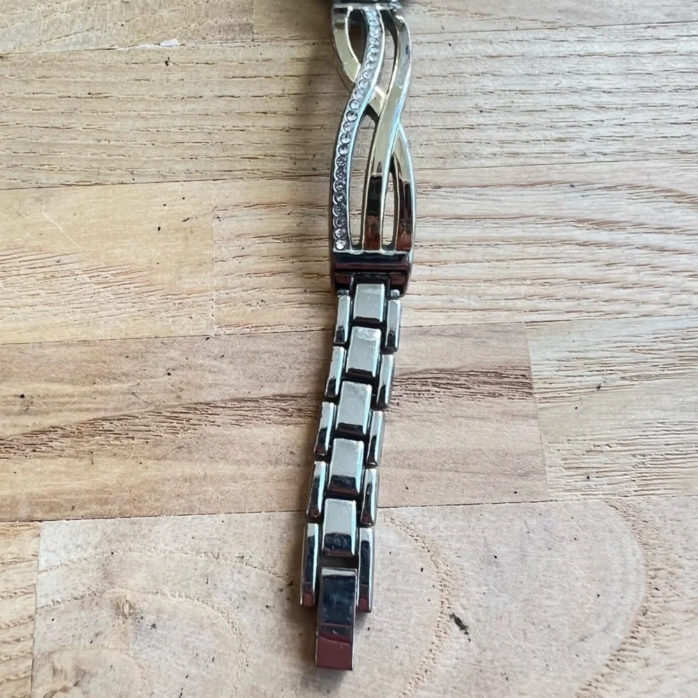 Kim rogers ladies silver tone fashion bracelet watch NEW BATTERY